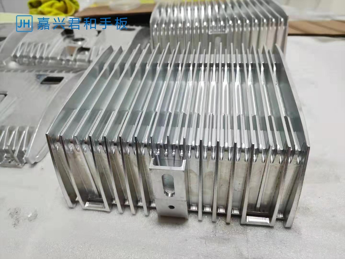 嘉兴君和CNC手板案例-散热器密集散热齿细节实拍